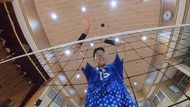 블로킹 연습을 하는 지훈 군. (촬영기자: 정형철)