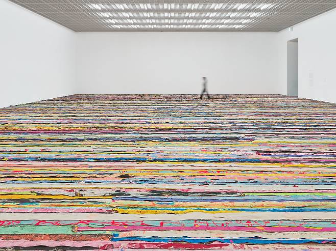 마크 브래드퍼드가 서울 용산구 아모레퍼시픽미술관에 전시한 ‘떠오른다’(2019). 아모레퍼시픽미술관 제공