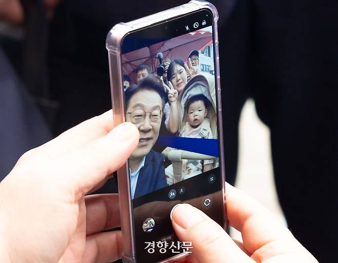 이재명 대통령이 3일 인천 강화군 강화제일풍물시장을 방문해 주민들과 기념사진을 찍고 있다. 2025.10,03 대통령실제공