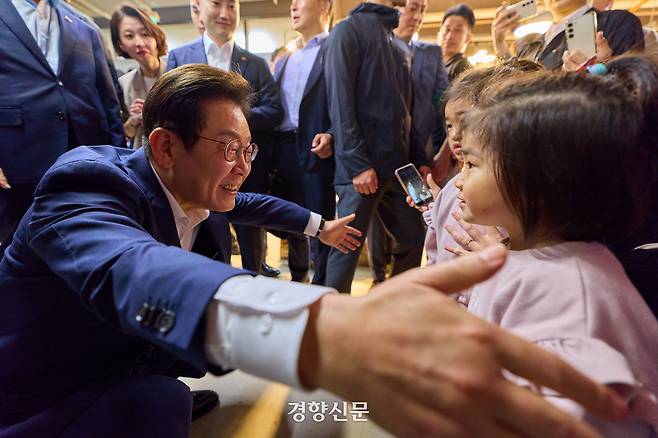 이재명 대통령이 3일 인천 강화군 강화제일풍물시장을 방문해 아이들과 인사를 나누고 있다. 2025.10,03 대통령실제공