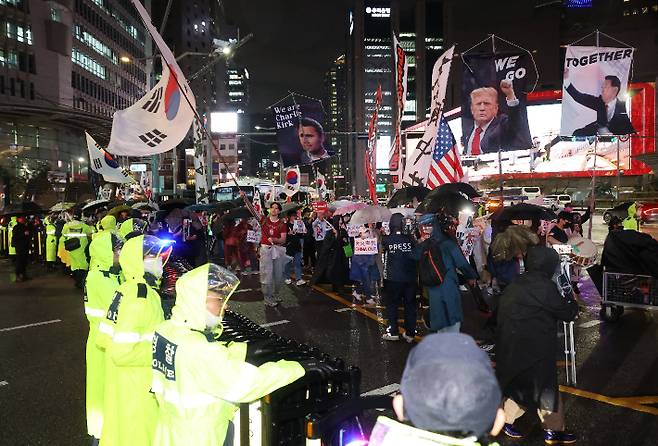 시위대 명동 진입 막는 경찰. 연합뉴스