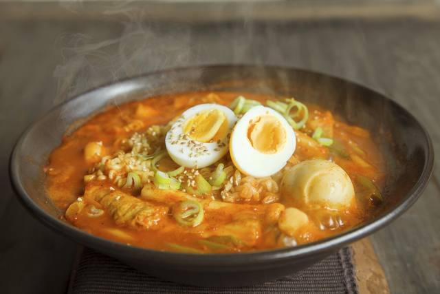 떡볶이는 소스 자체가 달고 짜므로 삶은 달걀이나 대파 등의 채소를 곁들이길 권한다. 사진은 기사의 특정 사실과 관련 없음. 클립아트코리아