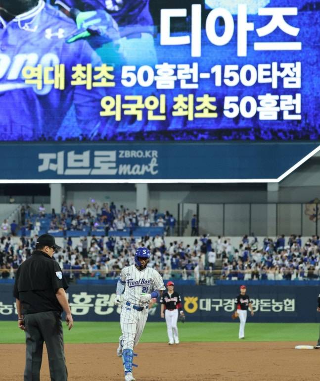 9월 30일 KIA전에서 홈런을 친 디아즈가 그라운드를 돌고 있다. 전광판에도 외국인 최초 50홈런이라는 문구가 나오고 있다. /사진=삼성 라이온즈
