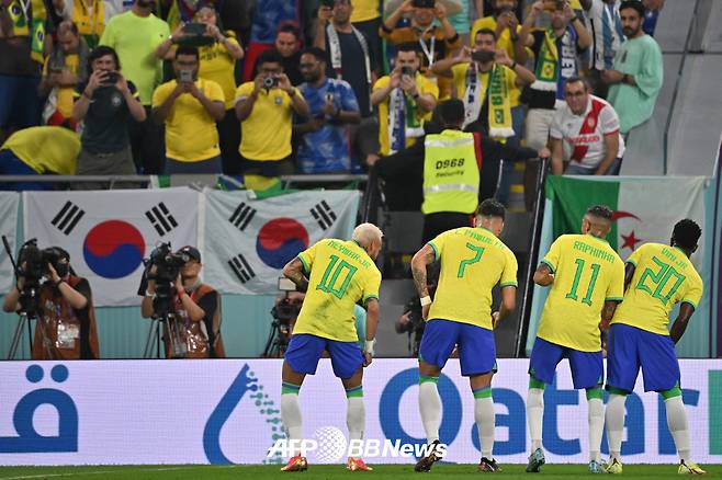 지난 2022 국제축구연맹(FIFA) 월드컵 16강 당시 한국을 상대로 골을 넣고 단체 세리머니를 하고 있는 브라질 대표팀 선수들. /AFPBBNews=뉴스1