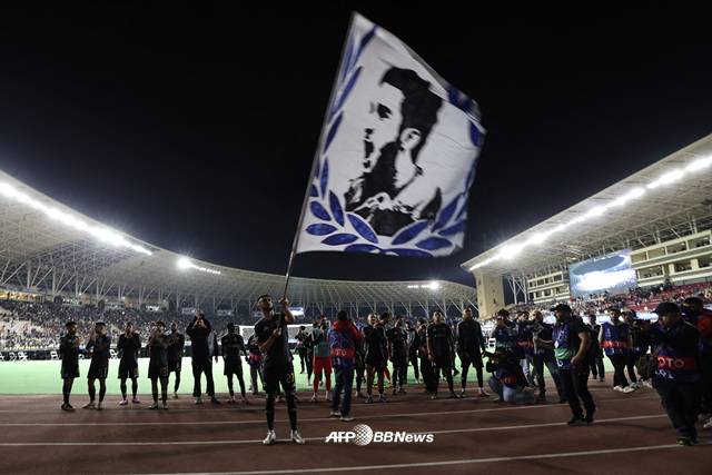 카라바흐가 홈팬들에게 인사하고 있다. /AFPBBNews=뉴스1