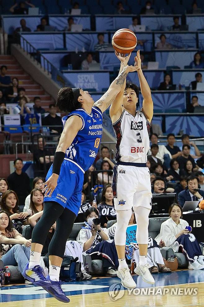 허웅 3점슛 (서울=연합뉴스) 신현우 기자 = 3일 서울 잠실실내체육관에서 열린 2025-2026 LG전자 프로농구 개막전 서울 삼성과 부산 KCC의 경기. 부산 KCC 허웅이 3점슛하고 있다. 수비하는 선수는 서울 삼성 구탕. 2025.10.3 nowwego@yna.co.kr