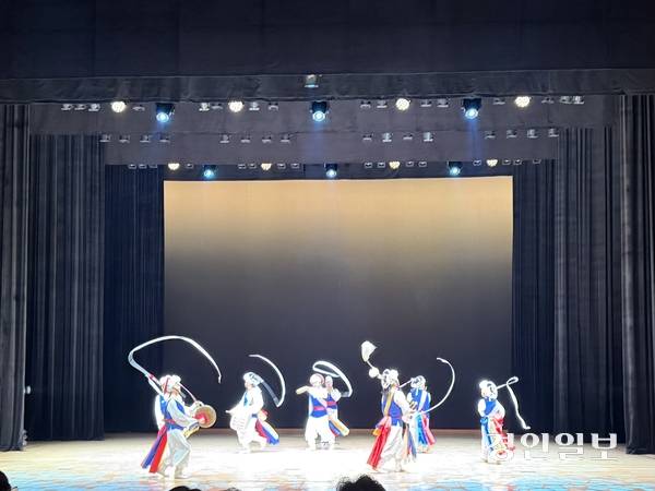 지난 3일 부평아트센터 해누리극장에서 개최된 ‘제10회 청어람’에서 연희 창작집단 지예가 공연하고 있다. 2025.10.3 /박경호기자 pkhh@kyeongin.com