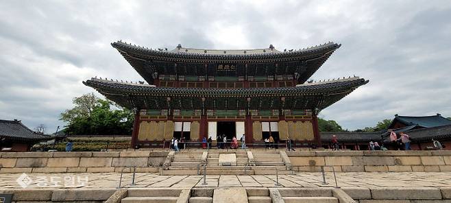 조선 왕실에서도 추석(중추절, 한가위)은 중요한 명절 중 하나였다. 추석 당일 조선 왕실에서는 왕과 왕비, 여러 신료들이 참여하는 의례와 잔치, 제사 등이 치러졌다. 금상진 기자