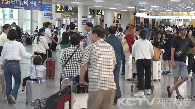 추석 연휴 둘째 날인 4일 오전 제주국제공항이 귀성객과 관광객들로 북적이고 있다.