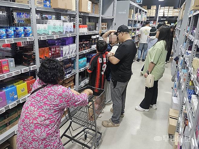 4일 오후 광주 광산구 수완동 광주 첫 창고형 약국이 문을 연 가운데 매장 안에서 손님들이 의약품을 고르고 있다. 강주비 기자