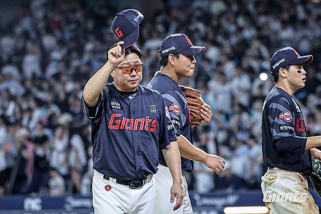 롯데 김태형 감독이 팬에게 인사하고 있다. 사진 | 롯데 자이언츠