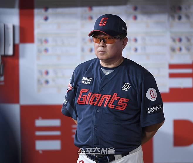 롯데 김태형 감독이 23일 서울 고척스카이돔에서 열린 2025 KBO리그 키움과 경기를 지켜보고 있다. 고척 | 최승섭기자 thunder@sportsseoul.com