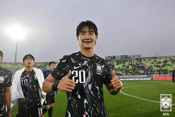 4일(한국시간) 칠레 발파라이소의 에스타디오 엘리아스 피게로아 브란데르에서 열린 2025 국제축구연맹(FIFA) 20세 이하(U-20) 월드컵 조별리그 B조 3차전 파나마전에서 결승골을 넣은 수비수 신민하가 기뻐하고 있다. /사진=KFA