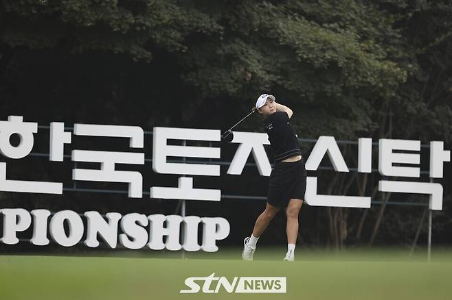 2일 전북 익산시 익산 컨트리클럽(파72) 에서 열린 KLPGA 동부건설·한국토지신탁 챔피언십(총상금 10억 원)에 출전한 김민솔이 샷을 날리고 있다. /사진=손진현 기자