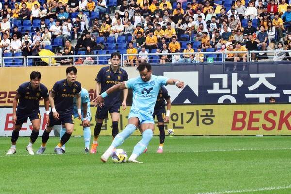 대구는 4일 오후 2시 광주월드컵경기장에서 열린 하나은행 K리그1 2025 32라운드 원정경기에서 광주FC에 3-2 승리를 거뒀다. 대구 세징야가 득점을 넣고 기뻐하고 있다. /사진=대구FC