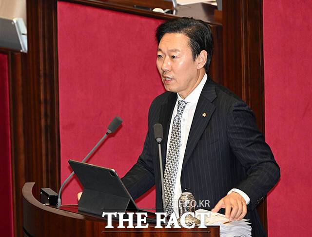 박수민 국민의힘 의원이 지난달 25일 국회 본회의에서 검찰청 폐지를 골자로 한 정부조직법 개정안에 대해 반대 토론을 하는 모습. 그는 지난해 자신이 세운 15시간 50분 기록을 경신했다. /배정한 기자