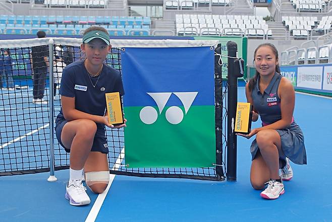 제24회 ITF 이덕희배 여자복식에서 우승한 손하윤과 카논 사와시로(오른쪽)