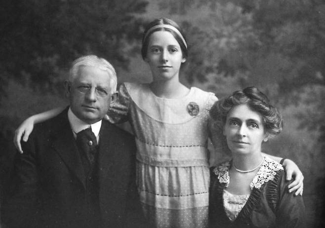 1920년 경의 가족 사진. 가운데가 깁스 박사의 어머니, 양쪽에 외조부모가 있다. 외조모는 생애 마지막 몇 년간 치매를 앓았다.