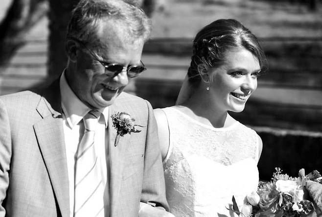 딸의 결혼식 장에서. 다행히 쪽지를 보지 않고 축사를 전부 외워서 낭독했다.