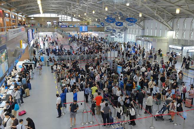 9월 30일 김해국제공항 출국장에서 여행객들이 길게 줄을 서 있다. /관세청 제공