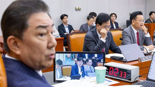 지난달 24일 국회에서 열린운영위원회전체 회의에서 국회 운영위원장인 더불어민주당 김병기 원내대표와 국민의힘 송언석 원내대표가 자리에 앉아 있다. ⓒ연합뉴스