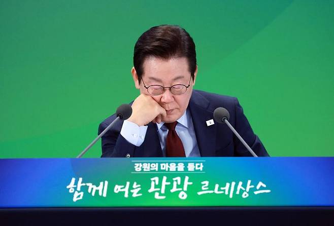 이재명 대통령이 지난달 12일 강원 춘천시 강원창작개발센터에서 열린 '강원의 마음을 듣다' 타운홀 미팅에서 자료를 보고 있다. ⓒ뉴시스