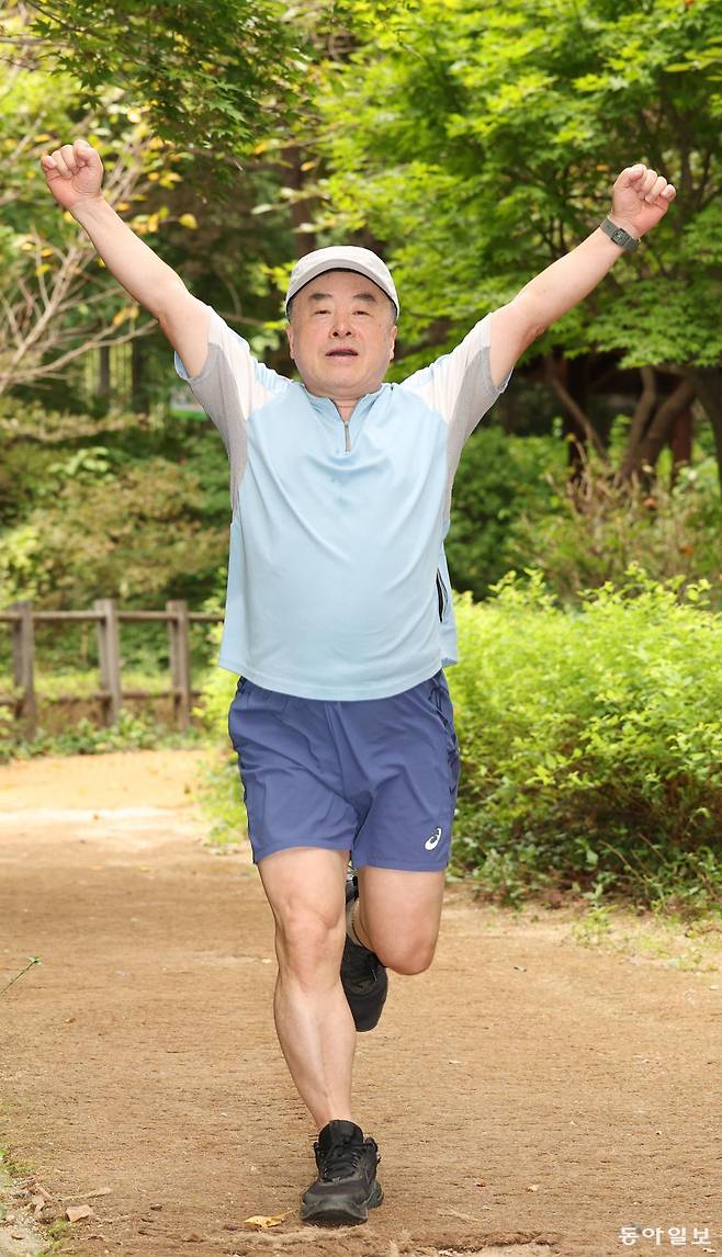 이명현 변호사가 서울 남산순환도로를 달리며 양팔을 들어 올리고 있다. 2001년 마라톤에 입문해 42.195km 풀코스를 50회 가까이 완주한 그는 요즘 주 3, 4회 10~15km를 명상하며 달리는 것을 즐긴다. 신원건 기자 laputa@donga.com