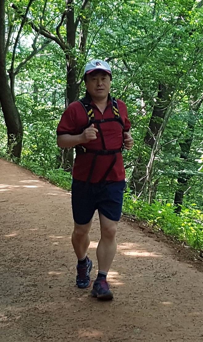 이명현 변호사가 산길을 달리고 있다. 그는 2017년부터 산을 달리는 트레일러닝대회에도 참가하고 있다. 이명현 변호사 제공.