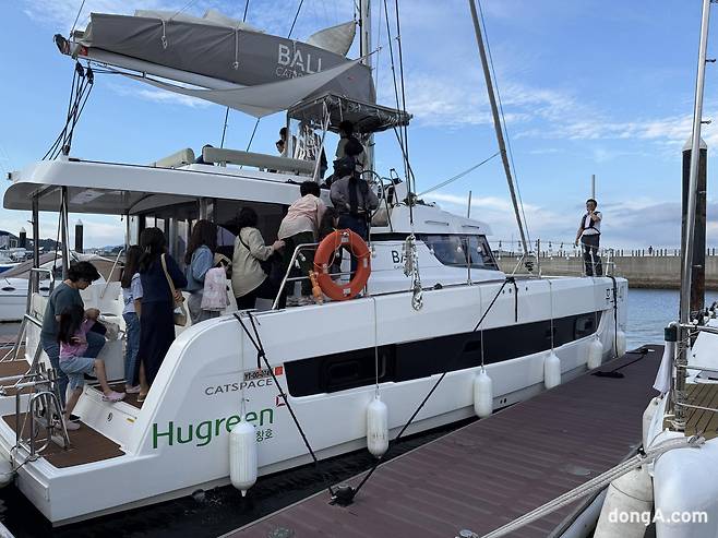 요트 투어에 탑승하는 방문객들.