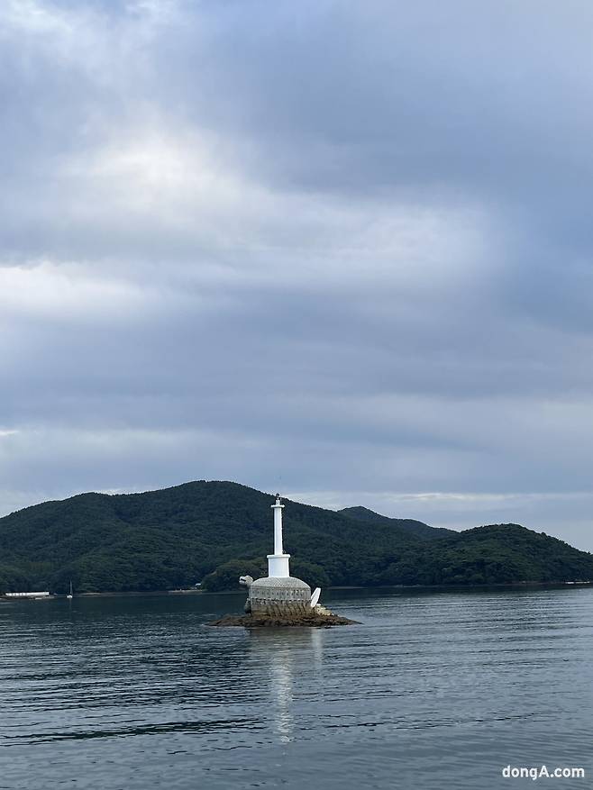 요트에서 바라본 한산도 앞 바다.