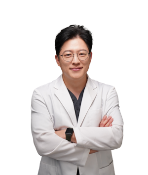 지난 20년 탈모 환자와 모발 이식 환자를 중점으로 진료한 모힐의원의 홍주형 대표원장. 국제모발이식학회와 대한피부모발학회 다양한 학회에서 활발하게 활동하고 탈모와 저속노화를 다루는 유튜브 채널 '모아시스'에 출연하는 등 탈모 지식의 대중화를 위해 앞장서고 있다. 다양한 탈모 환자를 보며 탈모 발현의 패턴을 분석하고 원인을 찾는 등 탈모 치료에 도움이 되는 연구를 지속하는 중이다.