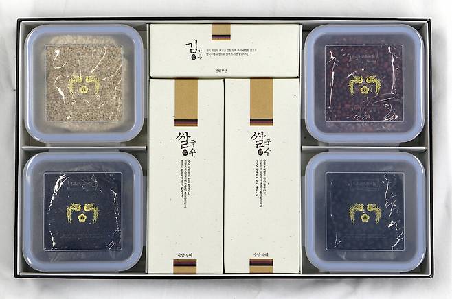 이명박 전 대통령이 2011년 설에 보낸 선물. 쌀국수, 검은콩, 찰흑미, 찰현미, 팥,김가루다. 한겨레 자료사진