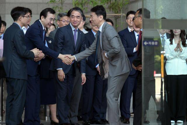 이복현(가운데) 당시 금융감독원장이 지난 6월 5일 퇴임식 후 서울 여의도 금감원 본원에서 관계자들과 인사하고 있다. 강예진 기자