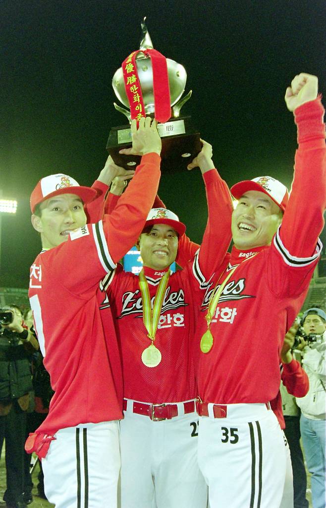 1999년 한국시리즈 우승 트로피를 들어올리는 강석천, 송진우, 장종훈. IS 포토