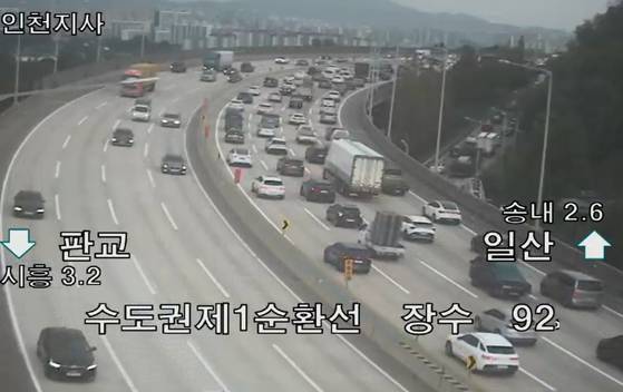 1일 오후 4시 40분쯤 수도권제1순환선 장수IC(일산방면) 인근의 모습이다. 사진 캡쳐