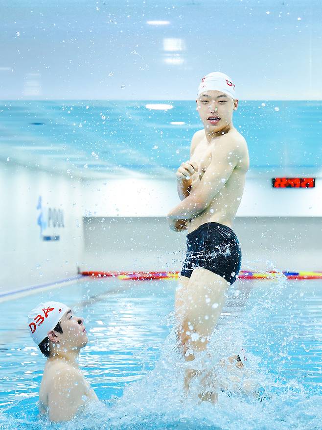 이시훈 선수가 신태연 선수의 도움을 받아 부스트 동작을 선보이고 있다.