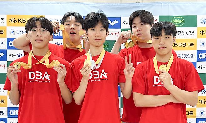 제3회 김천 전국 마스터즈 수영대회’ 아티스틱스위밍 부문에 참가해 단체전에서 우승한 SMAT팀 선수들이 메달을 들고 있다. 사진 SMAT