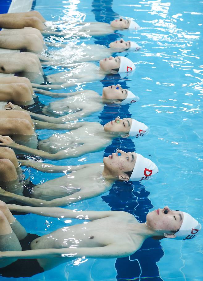 SMAT 선수들이 호흡을 유지하며 동작 훈련을 하고 있다. 벨기에 국대 출신인 엘랸 코치는 "숨을 참는 것이 가장 힘든 일"이라고 밝혔다. "불규칙한 숨 참기 속에 고난도 동작을 이어가면 선수들은 폐가 타 들어 가는 느낌을 받기도 한다"고 말했다.