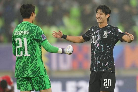 파나마를 꺾은 뒤 신민하와 골키퍼 박상영이 포옹하며 기쁨을 나누고 있다. AP=연합뉴스