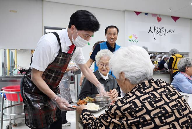 안병구 밀양시장이 추석을 앞두고 종합사회복지관에서 배식 봉사에 참여하며 어르신들과 명절 인사를 나누고 있다.