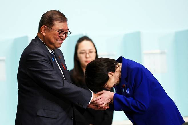 4일 일본 자민당 신임 총재로 당선된 다카이치 사나에 전 일본 경제안보담당상이 당선 확정 후 이시바 시게루 일본 총리에게 인사하고 있다. /로이터=뉴스1