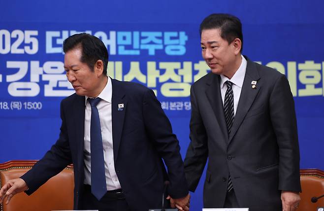 정청래 더불어민주당 대표, 김병기 원내대표(왼쪽부터). 뉴시스