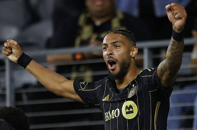 LAFC 데니스 부앙가가 지난 20일 LA 갤럭시전에서 골을 넣은 뒤 기뻐하고 있다. Getty Images코리아