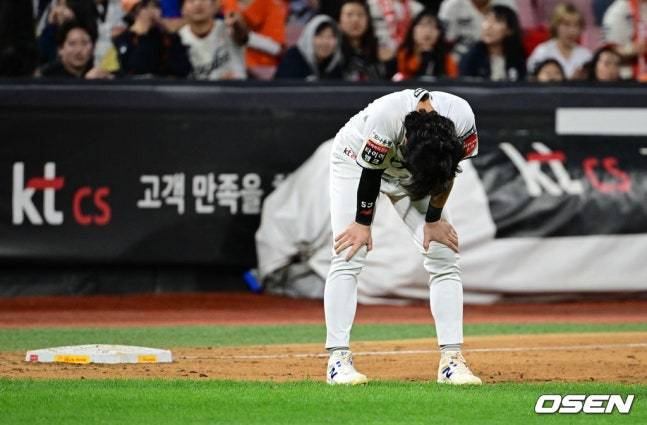 KT 김민혁이 3일 수원 한화전 10회말 1사 2, 3루에서 3루 귀루 도중 태그아웃되고 아쉬워하고 있다.