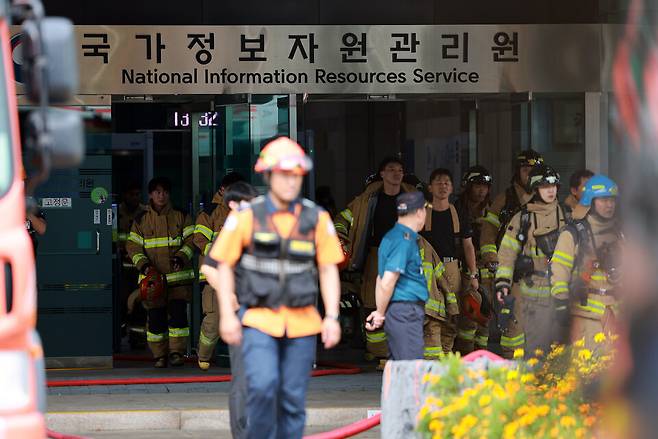 지난달 27일 대전 유성구 국가정보자원관리원(국정자원)에서 소방대원이 오가고 있다. 전날 정부 전산시스템이 있는 국정자원에서 무정전·전원 장치(UPS)용 리튬이온 배터리 화재가 발생해 정부 전산 서비스가 대규모로 마비됐다. /연합뉴스