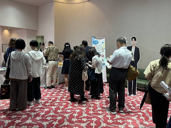 지난달 24일 일본 히로시마 JMS애스터플라자 대공연장 로비에 마련된 한국관광공사 홍보 부스에 관객들이 북적이고 있다. 정수민기자