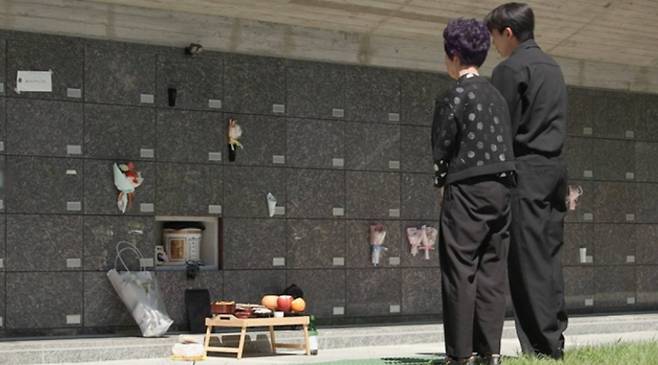 ‘미운 우리 새끼’(미우새) 윤현민, 새어머니와 함께 찾은 아버지의 봉안당