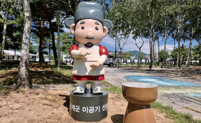 이공기 선생 캐릭터 조형물. 귀여운 형태로, 관람객이 진맥을 받는 모습을 연출하며 사진을 찍을 수 있어서 포토존으로 인기를 끌고 있다. 2025 제천국제한방천연물산업엑스포 조직위원회 제공