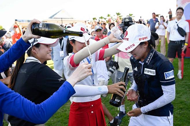 6일(한국시간) 미국 하와이주 오아후섬 에바비치의 호아칼레이CC에서 끝난 LPGA투어 롯데 챔피언십에서 추천 선수로 출전해 우승을 차지한 황유민이 동료 선수들의 축하 세례를 받으며 기뻐하고 있다. AFP연합뉴스