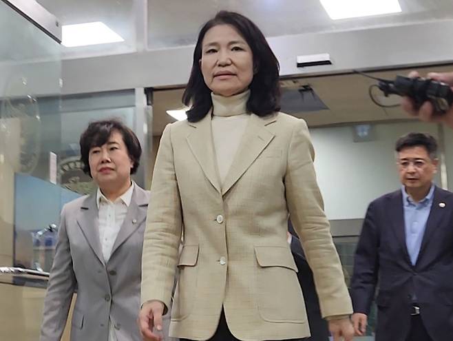 석방된 이진숙 전 방송통신위원장이 4일 오후 서울 영등포경찰서를 나서고 있다. (연합뉴스)